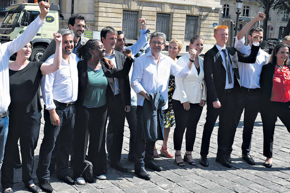 Los nuevos diputados del partido de izquierda Francia Insumisa posan a su llegada a la Asamblea Nacional. (Fuente: EFE)