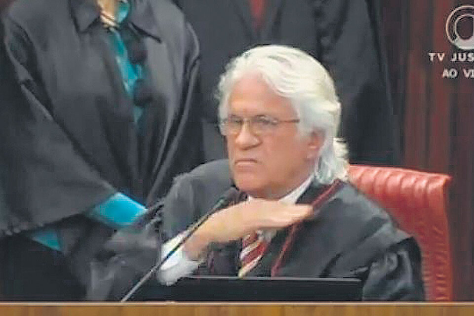 Captura de pantalla del juez Napoleao Maia, donde hace el gesto de que le va a cortar el cuello al que lo acuse de corrupto. (Fuente: Imagen de TV)
