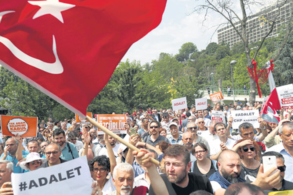 Opositores marchan hacia Estambul para denunciar la “dictadura” turca. (Fuente: EFE)