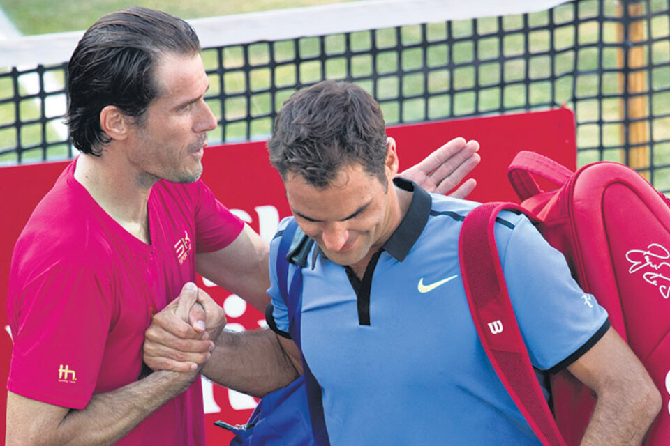 Federer se retira de la cancha luego de la derrota frente a su amigo Haas. (Fuente: AFP)