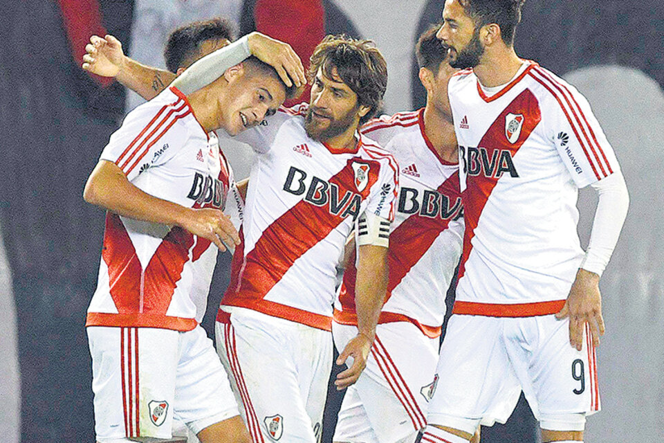 Tras el gol, Ponzio y Larrondo abrazan a Martínez Quarta.