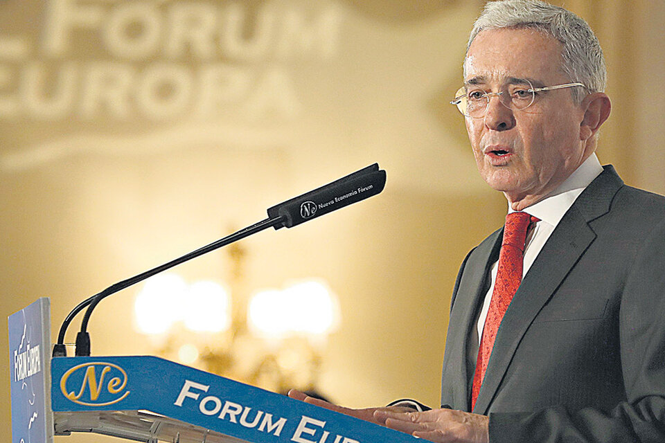 Uribe habla durante un desayuno del Forum Europa en el hotel Ritz de Madrid.