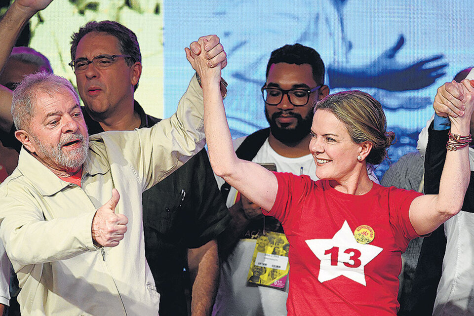 Lula levanta la mano de Gleisi, la primera mujer presidenta del PT brasileño. (Fuente: AFP)