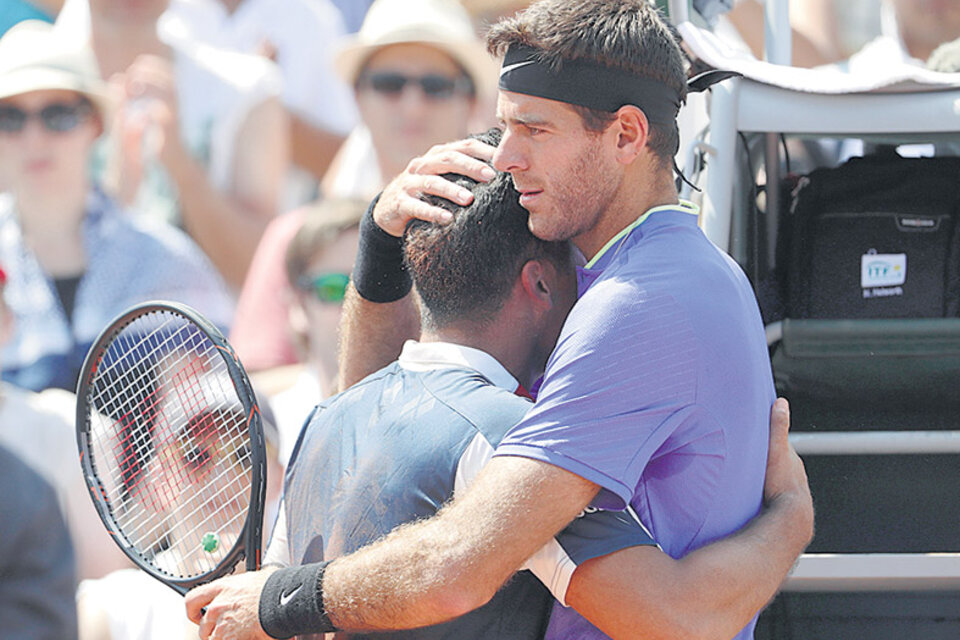 Del Potro abraza a Almagro, quien rompió en llanto. (Fuente: AFP)