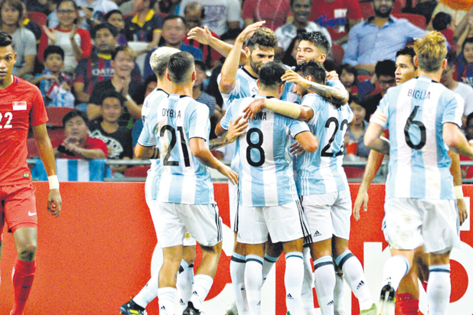 Los seleccionados argentinos se unen con Federico Fazio en el festejo del tanto que abrió la goleada. (Fuente: AFP)