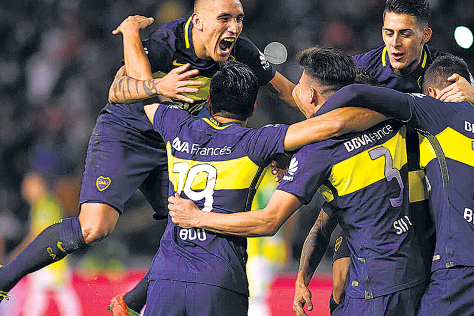 Centurión se suma al abrazo colectivo de Boca luego de que un rebote le permitiera marcar el segundo gol xeneize.