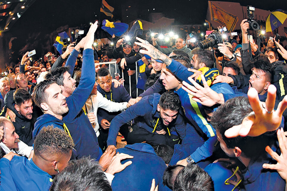 Los jugadores de Boca salieron a la puerta del hotel a festejar junto a los hinchas que los acompañaban en Bahía. (Fuente: Télam)