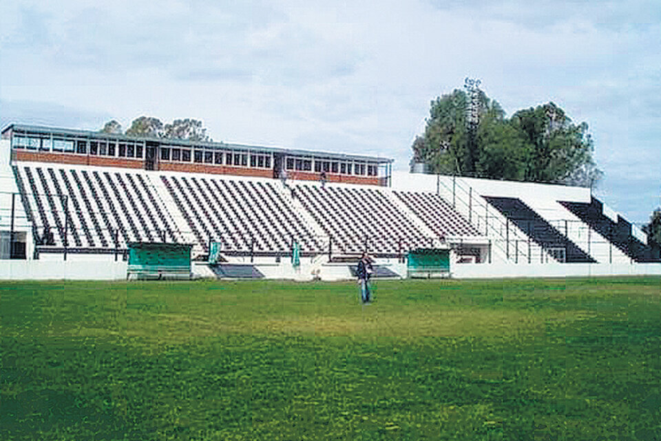 Real Pilar utiliza el estadio municipal Carlos Barraza y tiene como técnico a Roberto “Beto” Romano.