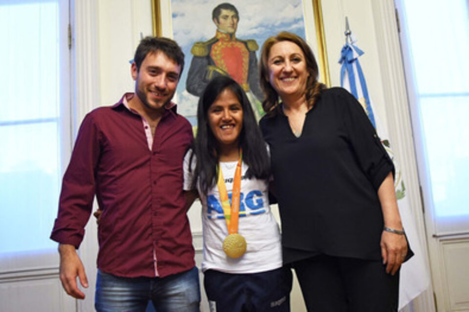 Fein publicó una foto con la campeona paralímpica Yanina Martínez, que se quedó sin pensión.