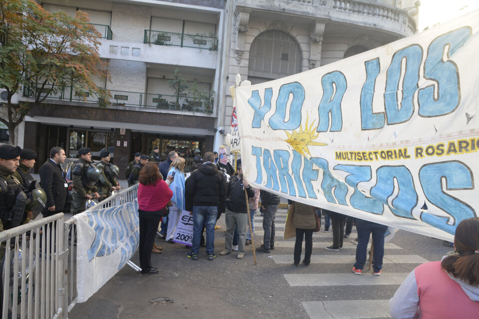 Los manifestantes sólo pudieron llegar hasta Córdoba y Laprida, donde estaba el vallado. (Fuente: Sebastián Joel Vargas)