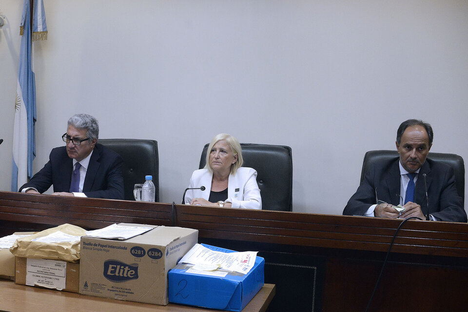 Omar Digerónimo, Beatriz Caballero de Barabani y Ricardo Vásquez, los miembros del tribunal. (Fuente: Andres Macera)