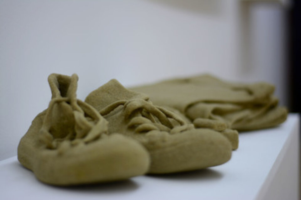 Zapatillas (objeto, 2015) una de las obras de la exposición.