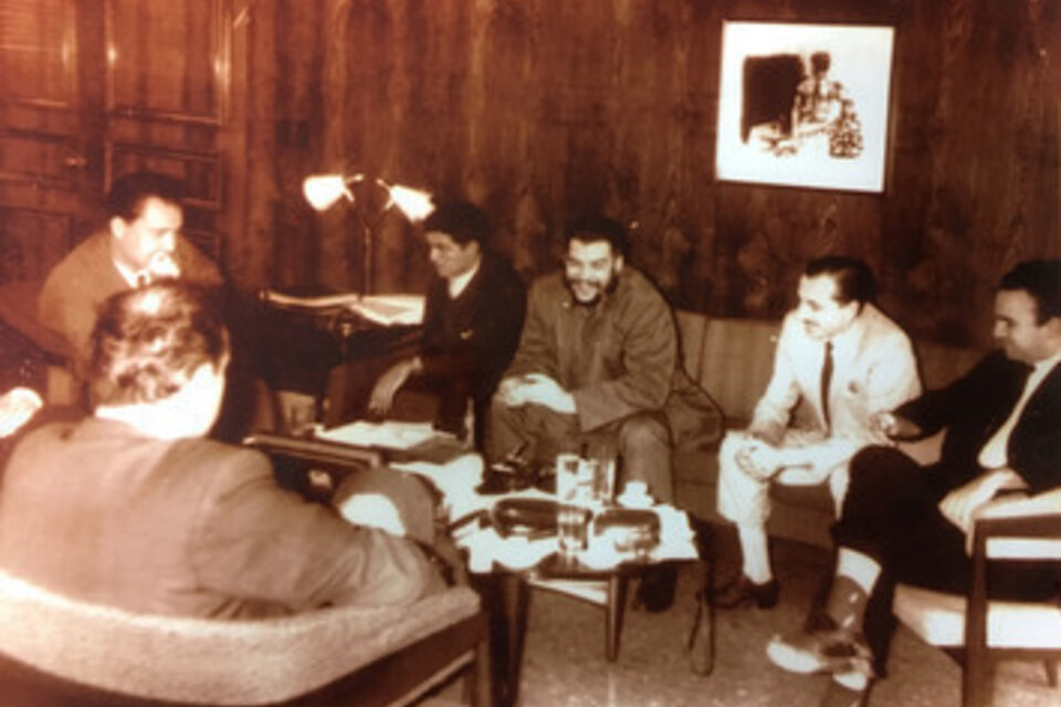 De traje blanco, a la derecha del Che, Lindolfo Leónidas Bertinat
