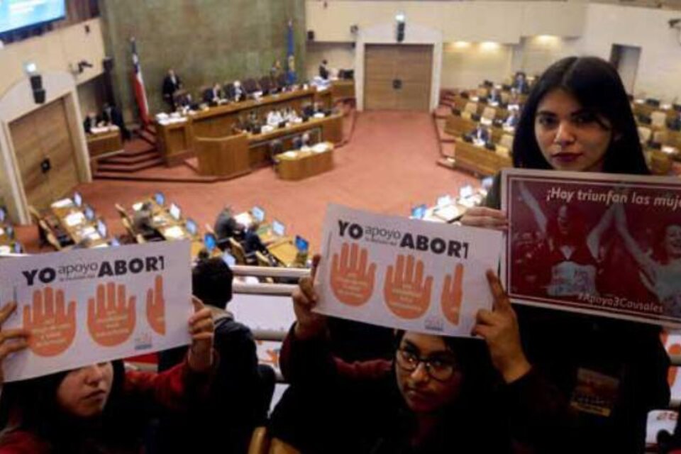 Mujeres apoyando la despenalización, durante el debate en Diputados. (Fuente: AFP)