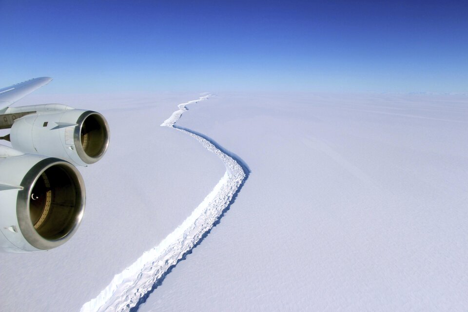 El hielo llevaba años fisurado por una gran grieta que se alargó en los últimos meses. (Fuente: EFE)