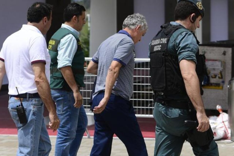 Rodeado de policías, Villar llega al tribunal para declarar ante el juez. (Fuente: AFP)
