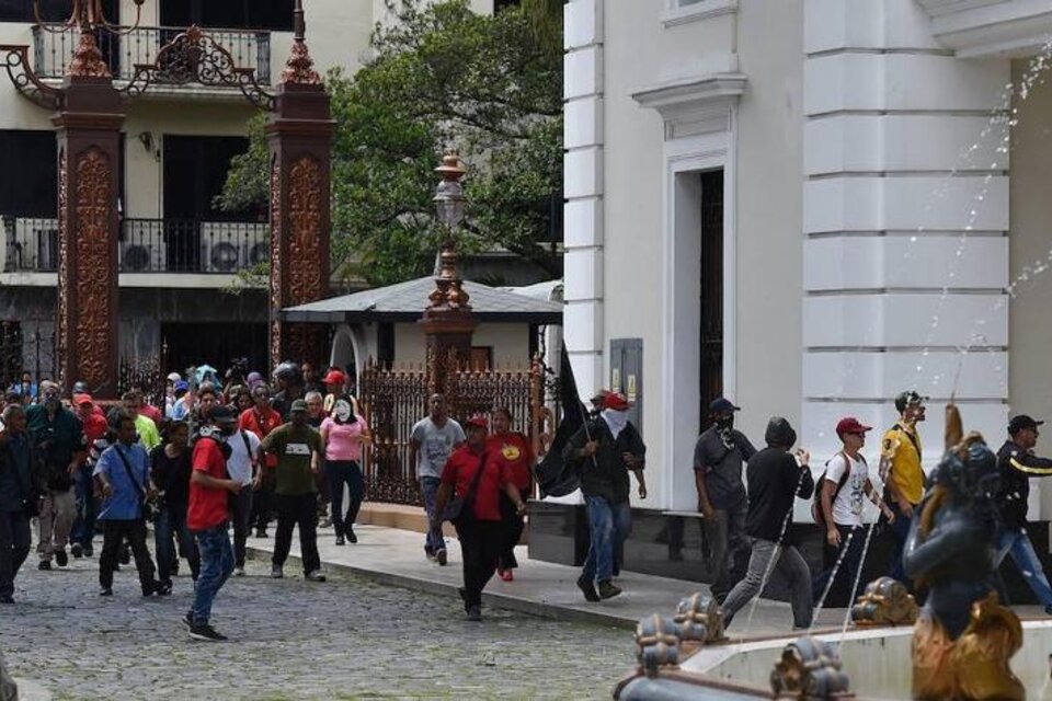 El grupo que ingresó a la Asamblea Nacional, en la puerta del parlamento venezolano. (Fuente: AFP)