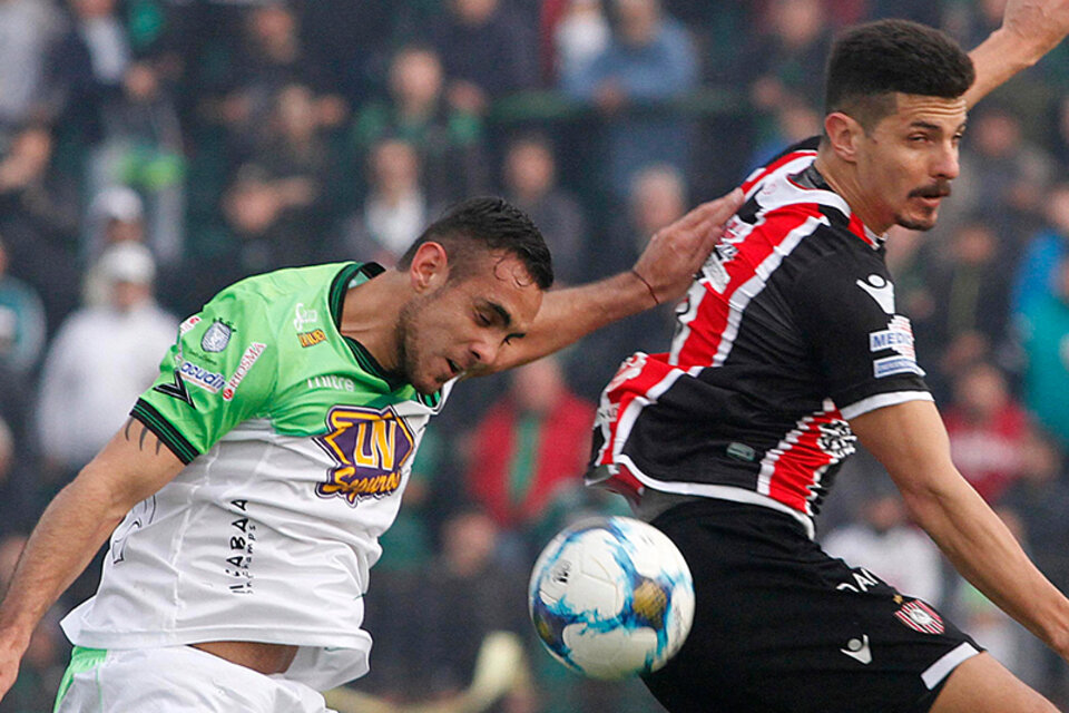 n El goleador Rodrigo Salinas, que estableció el empate, no puede avanzar. (Fuente: Fotobaires)