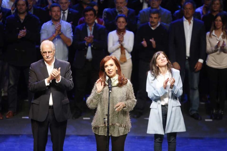 Jorge Taiana compañero de fórmula a senador por Buenos Aires y Fernanda Vallejos primera candidata a diputada flanquean a CFK.