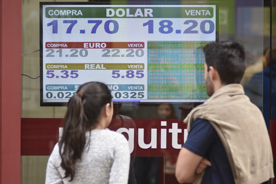 El viernes el dólar superó la barrera de los 18 pesos y el BCRA intervino para ponerle un tope. (Fuente: DyN)