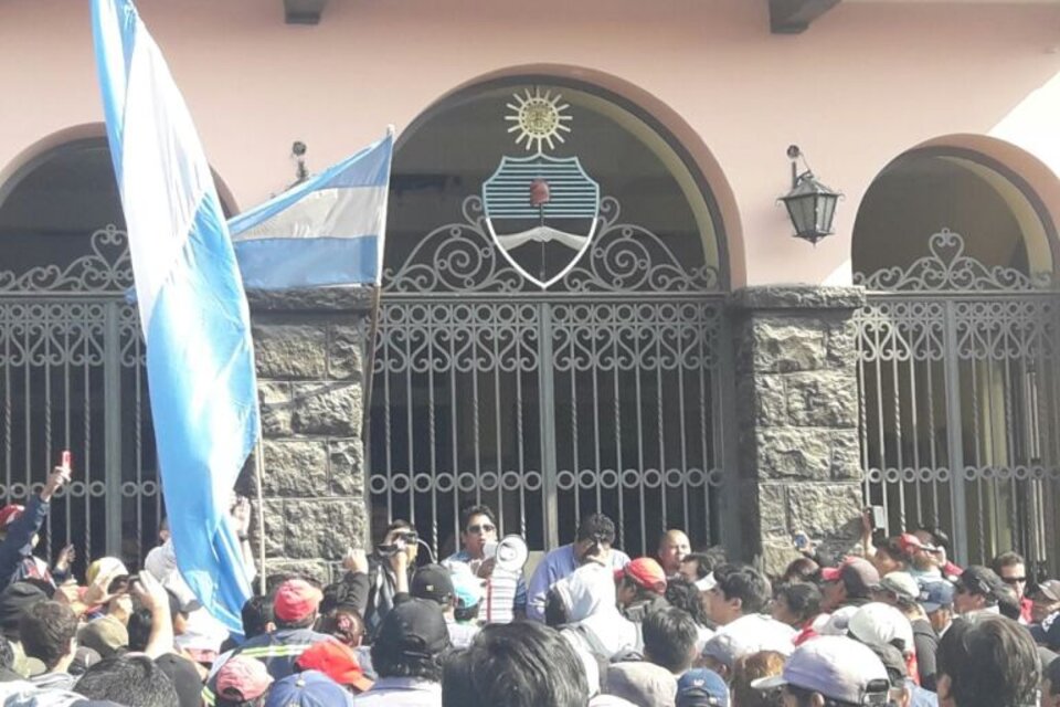 Los trabajadores protestan por la política de Morales hacia el Ingenio.