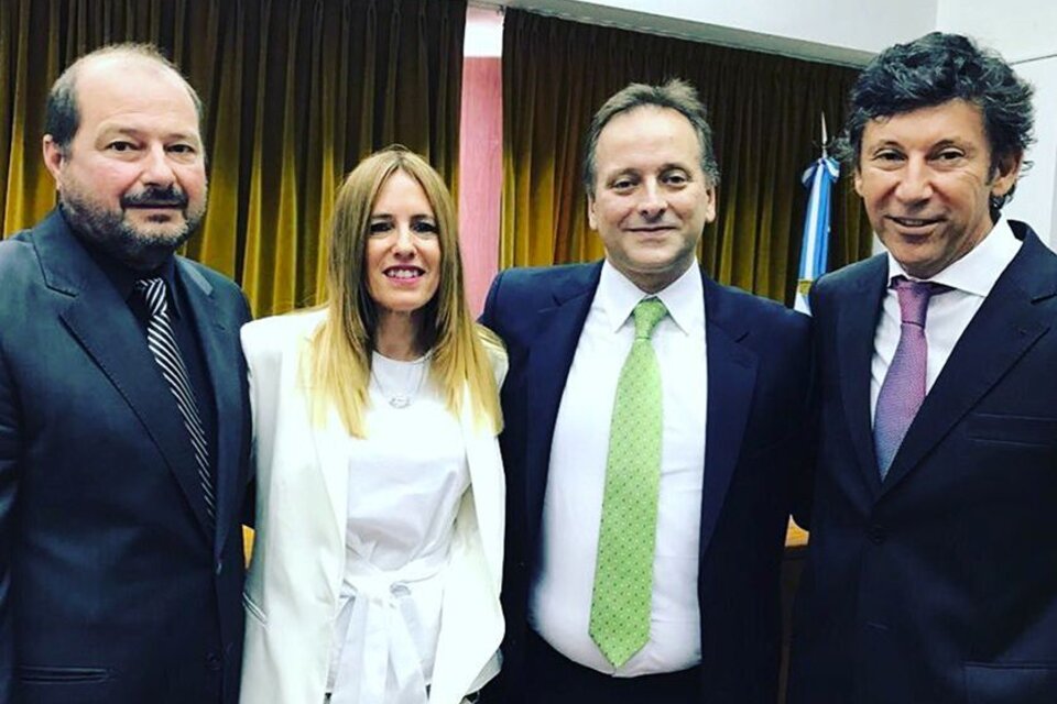 La jueza Rodríguez Mentasty con su ex esposo Walter Carusso y Gustavo Posse.