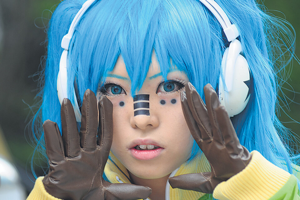 Cabello azul como Hatsune Miku, una estrella del pop virtual que se hace realidad en el cosplay.