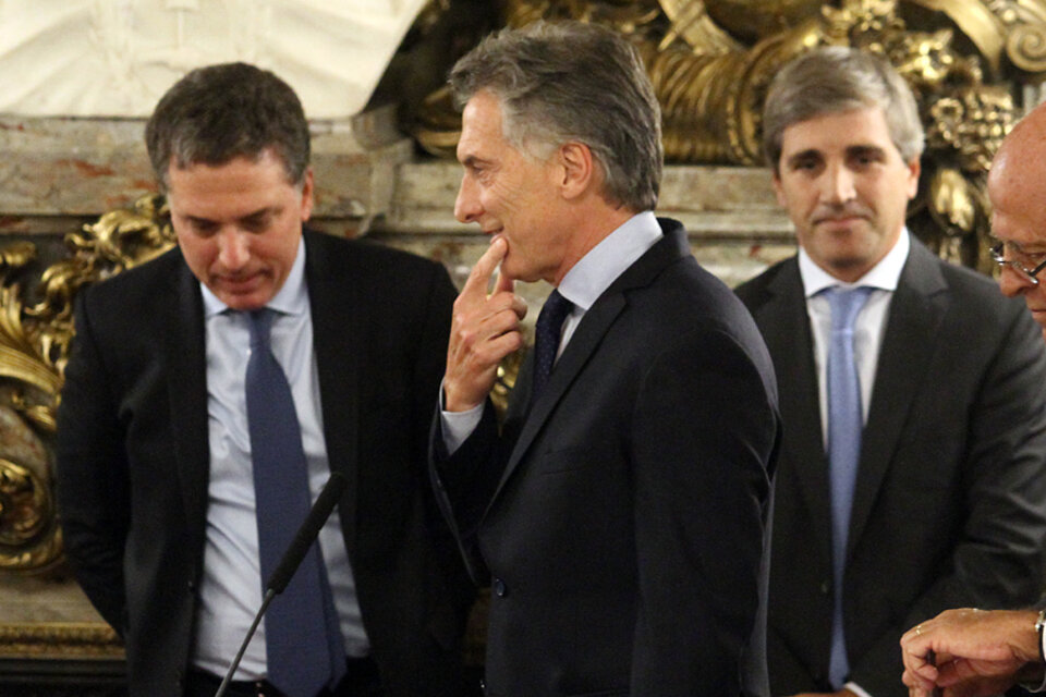 Macri junto a sus ministros de Hacienda, Nicolás Dujovne, y de Finanzas, Luis Caputo. (Fuente: Leandro Teysseire)