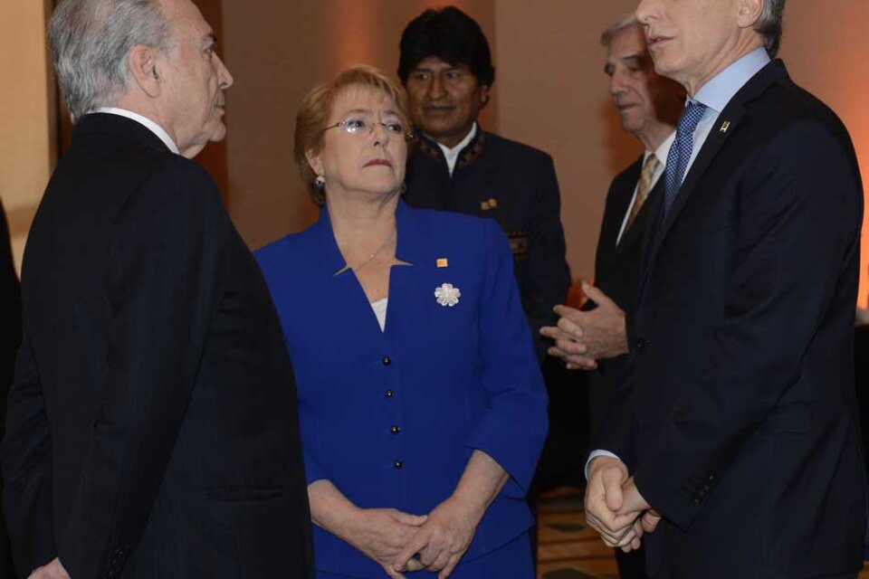 En primer palano, el presidente d efacto de Brasil, Michel Temer, junto con Michelle Bachelet y Mauricio Macri. Al fondo Evo Morales y Tabaré Vásquez (Fuente: Télam)