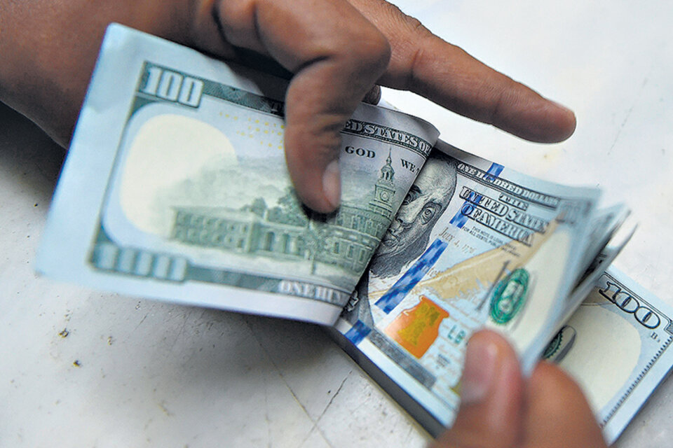 Desde mediados de mayo, el dólar trepó de 15,70 a 17,87 pesos. (Fuente: AFP)