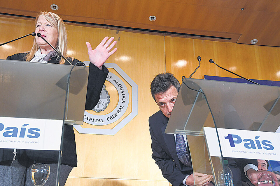 Sergio Massa y Margarita Stolbizer, junto a los precandidatos de 1País en el Colegio Público de Abogados porteño.