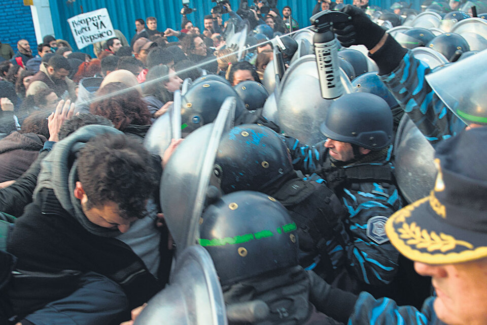 La violenta carga de los policías contra los trabajadores fue reivindicada por el ministro de Seguridad bonaerense, Cristian Ritondo. (Fuente: Télam)