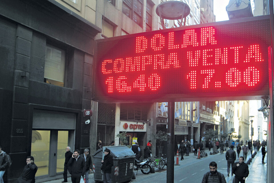 La paridad cambiaria quebró ayer la barrera psicológica de los 17 pesos. Las reservas bajaron 177 millones. (Fuente: DyN)