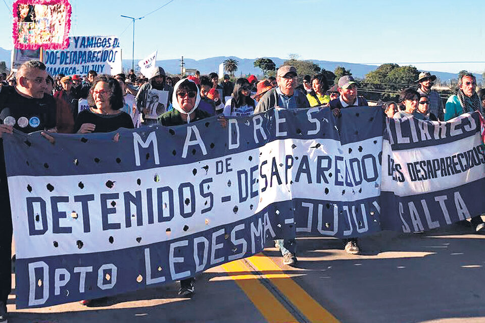 Después de pasar por el penal del Alto Comedero, los manifestantes recorrieron a pie cinco kilómetros, de Calilegua a Ledesma.