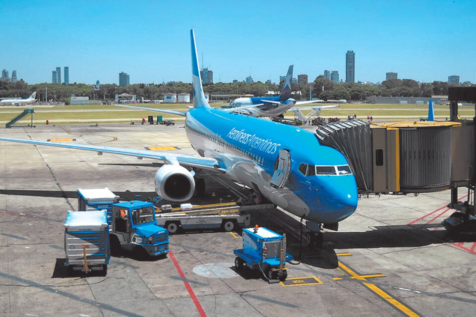 El Ministerio de Transporte anunció que no habrá preferencias para Aerolíneas en Aeroparque.