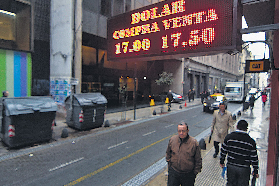 El dólar en las casas de cambio marcó el record de 17,50 pesos. La banca pública vendió billetes en cantidad para frenar la escalada.