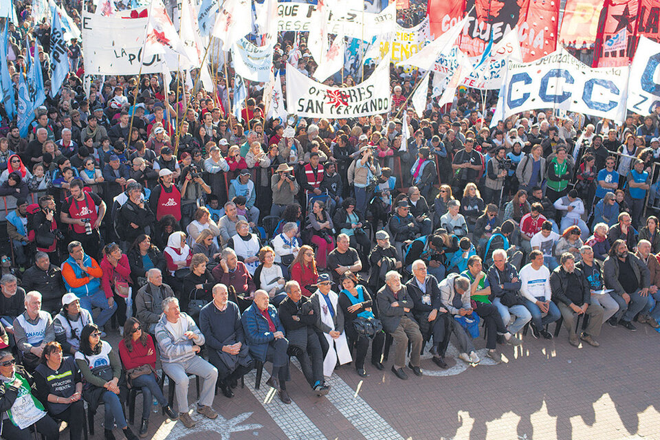 Las organizaciones sociales juntos a gremios de la CGT y la CTA realizaron el año pasado una multitudinaria marcha el día de San Cayetano.