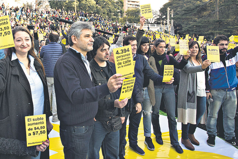 Muiños, Filmus, Recalde y Cerruti, junto a ciudadanos en el acto en Plaza Mitre (Recoleta). (Fuente: Joaquín Salguero)