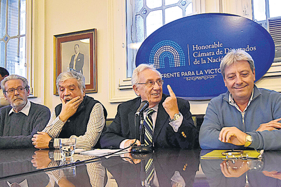 El titular del bloque, Héctor Recalde, estuvo acompañado por representantes de despedidos. (Fuente: DyN)