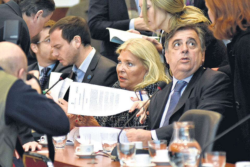 El radical Mario Negri junto a Elisa Carrió (CC), impulsores de la embestida contra De Vido. (Fuente: DyN)