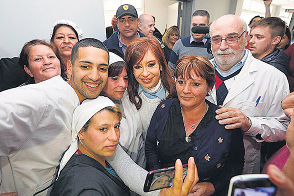 CFK con trabajadores del hospital materno infantil Teresa Germani.