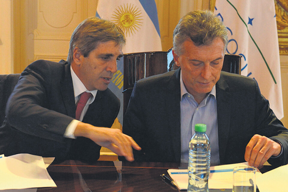 Mauricio Macri y su ministro de Finanzas, Luis Caputo, máximos responsables del acelerado endeudamiento. (Fuente: DyN)
