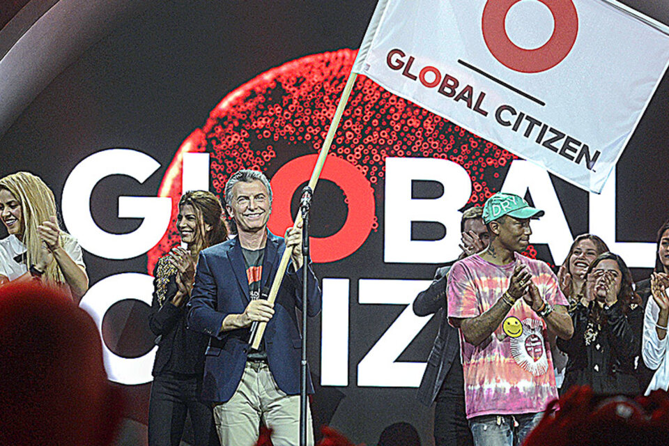 Mauricio Macri agitó la bandera de Global Citizen junto a Shakira en el escenario en Hamburgo.