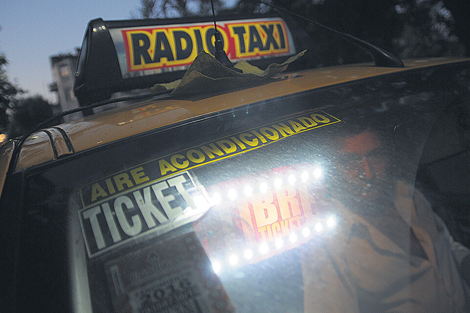 Las subas de la tarifa benefician a los dueños de los taxis, pero afectan a quienes alquilan las unidades. (Fuente: Guadalupe Lombardo)