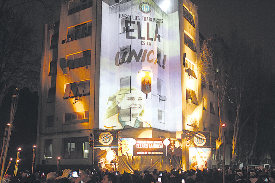 En la esquina de la CGT se proyectó un video sobre la vida de Eva Perón. (Fuente: Carolina Camps)