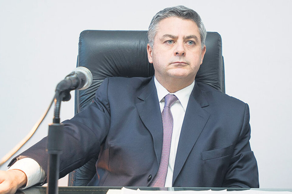 El juez Sebastián Ramos investiga irregularidades en la compra de acciones de Petrobras.