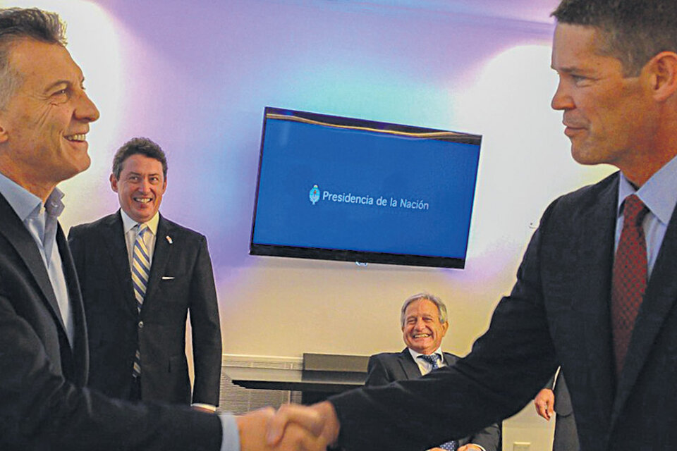 Mauricio Macri estrecha la mano del vicepresidente de Política Pública Mundial de Amazon, Michael Punke.