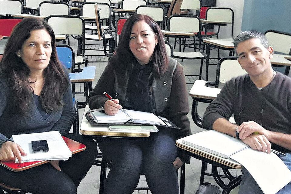Alba Susana Changala, Sonia Pujol y José Parisi, tres de los egresados de la primera camada de abogados de la Facultad de Derecho de la UnPaz.