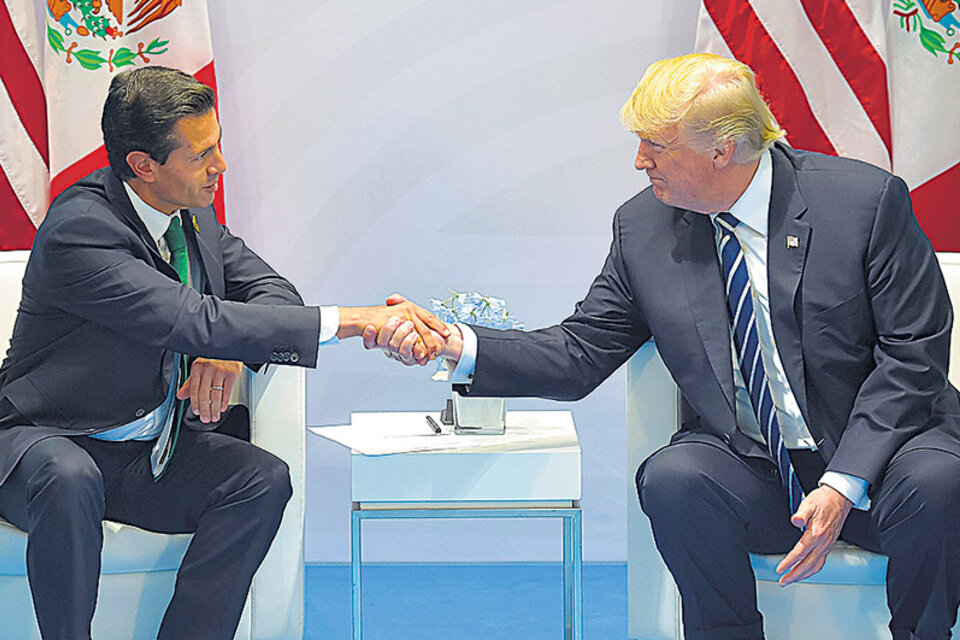 Peña Nieto y Trump se dan la mano durante su encuentro bilateral en la cumbre del G-20.