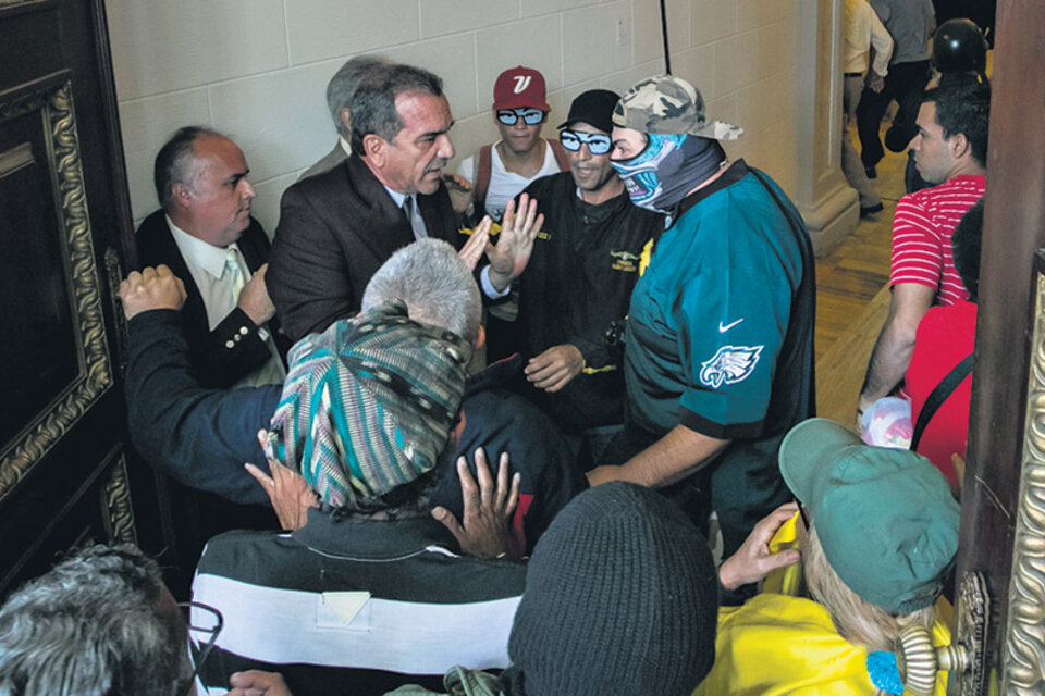 Discusiones y peleas entre chavistas y opositores en la puerta de la Asamblea. (Fuente: Télam)